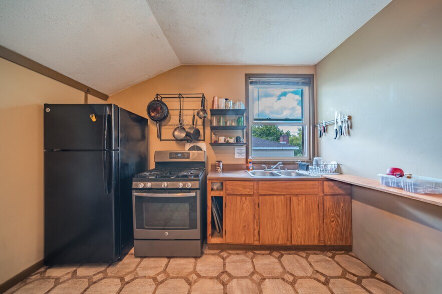 More Photos Of 406-408 Kirkpatrick St, Syracuse Freestanding For Sale