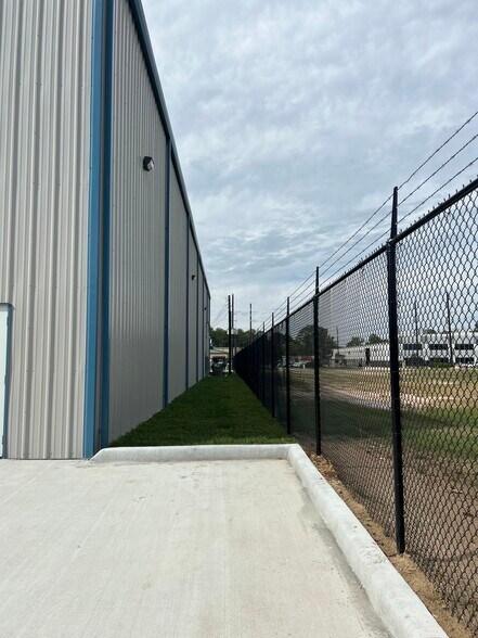 More Photos Of 18630 Intercontinental Crossing Dr, Houston Warehouse For Lease