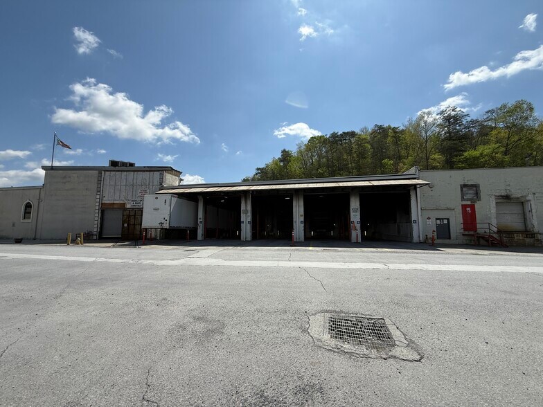 More Photos Of 326 S Marble St, Rockmart Distribution For Lease