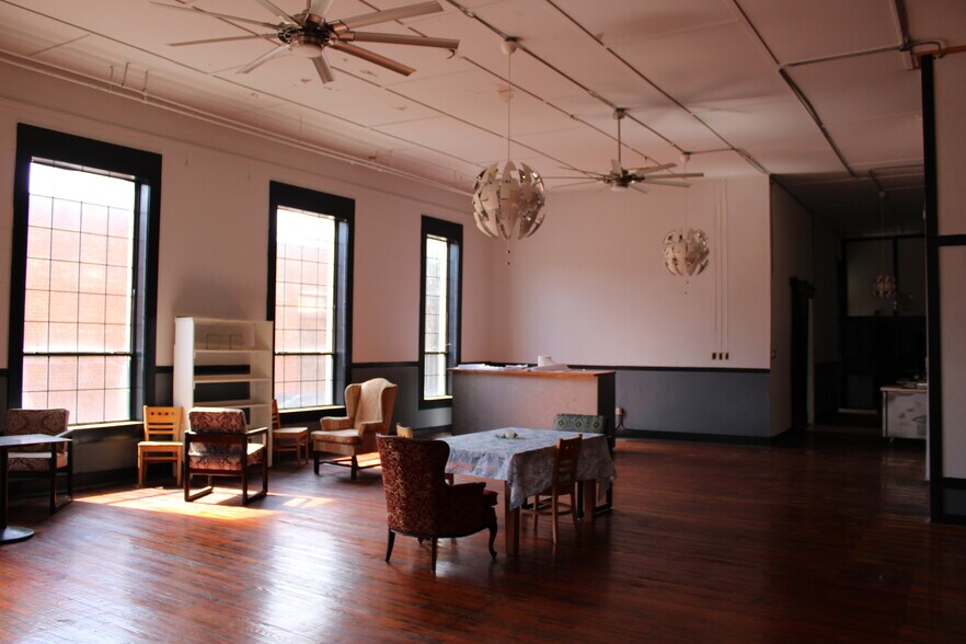 More Photos Of 330 E Main St, Nacogdoches Flex For Sale