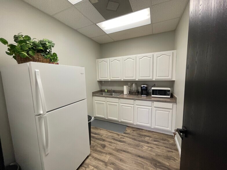 More Photos Of 215 E Warm Springs Rd, Las Vegas Office For Lease