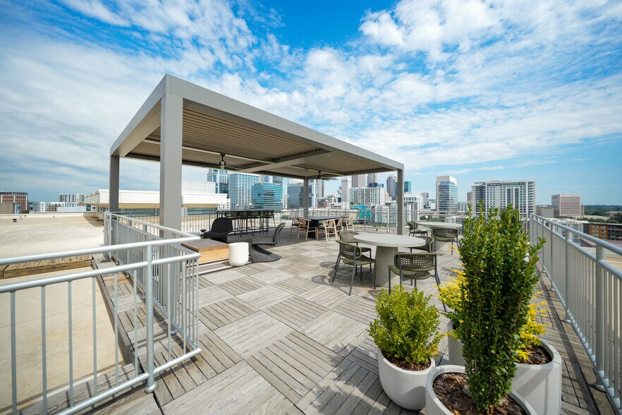 More Photos Of 500 E Morehead St, Charlotte Office For Lease