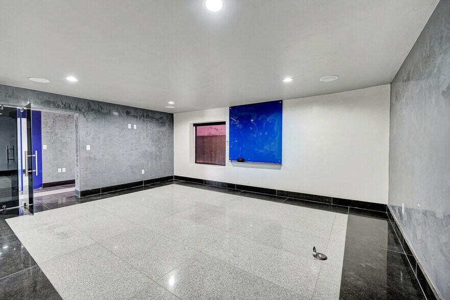 More Photos Of 2903 Wall St, Midland Office For Lease