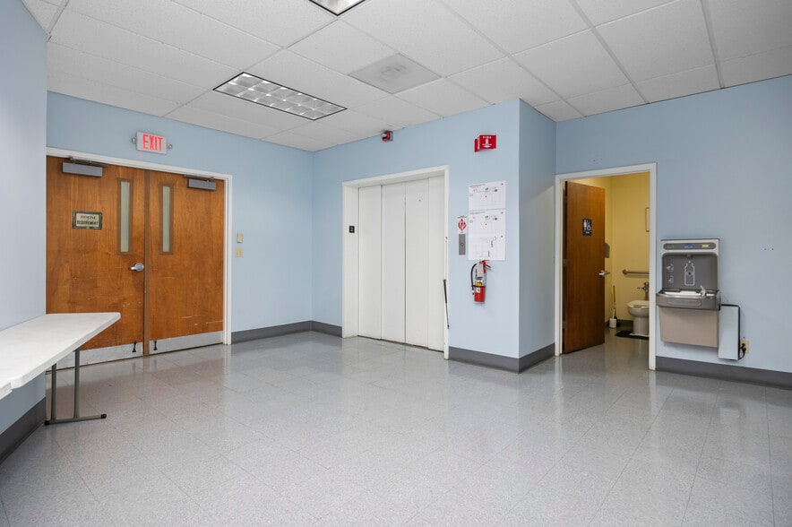 More Photos Of 419 W Market St, Sandusky Light Distribution For Sale