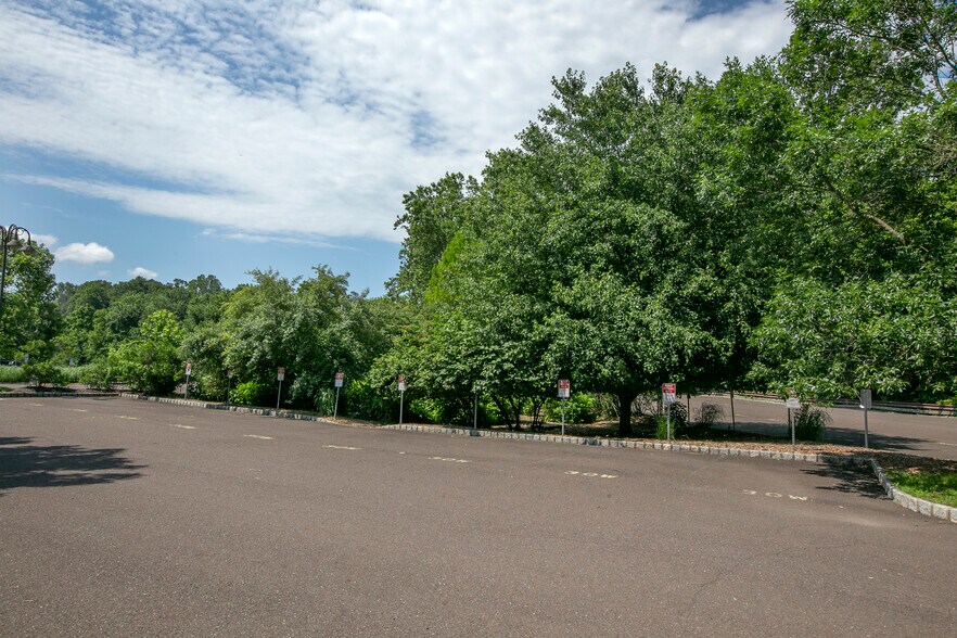 More Photos Of 30 W Bridge St, New Hope Freestanding For Lease