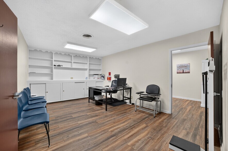 More Photos Of 108-110 W Grove St, Kaufman Office For Lease
