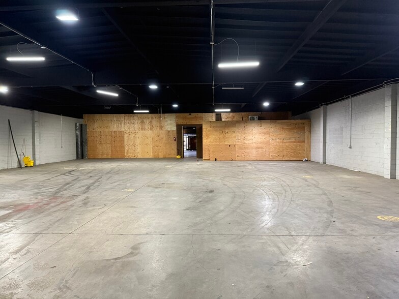 More Photos Of 19316-19320 Londelius St, Northridge Warehouse For Lease