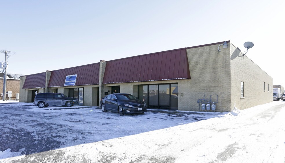 Primary Photo Of 1545-1549 Burgundy Pky, Streamwood Showroom For Lease