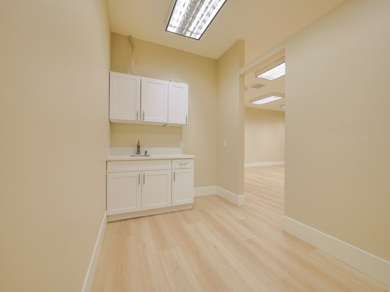 More Photos Of 450 S Lone Hill Ave, San Dimas Warehouse For Lease