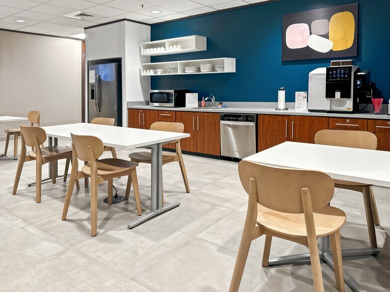 More Photos Of 1100 Poydras St, New Orleans Coworking Space