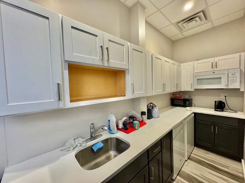 More Photos Of 136-21 Hillside Ave, Richmond Hill Medical For Lease