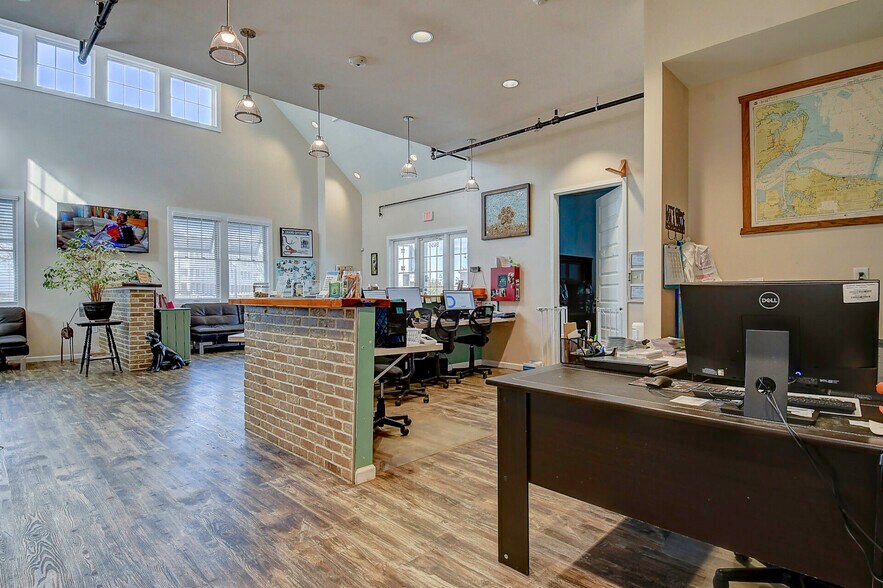 More Photos Of 9650 Shore Dr, Norfolk Veterinarian Kennel For Sale