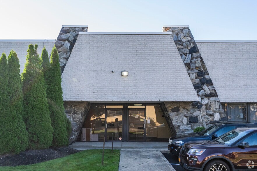 More Photos Of 220-224 Sherwood Ave, Farmingdale Warehouse For Lease