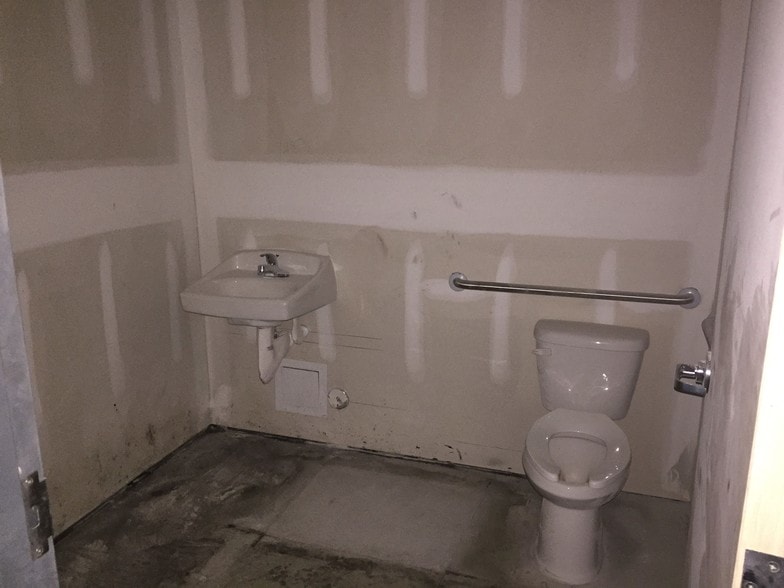 More Photos Of 6626 Gordon Rd, Wilmington Office For Sale