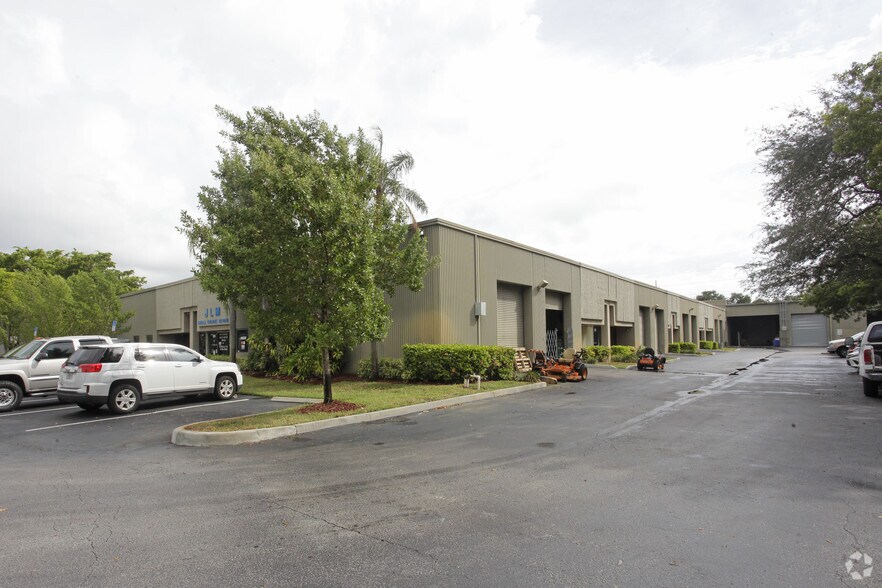 More Photos Of 409-473 Goolsby Blvd, Deerfield Beach Warehouse For Lease