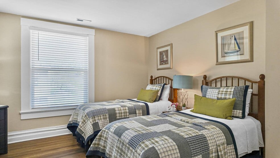 More Photos Of 323 Ballengee St, Hinton Office For Sale