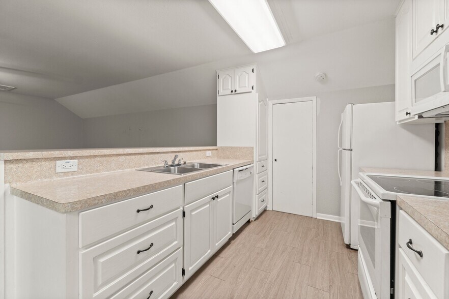 More Photos Of 2042 Teal Dr, Spring Dormitory For Sale