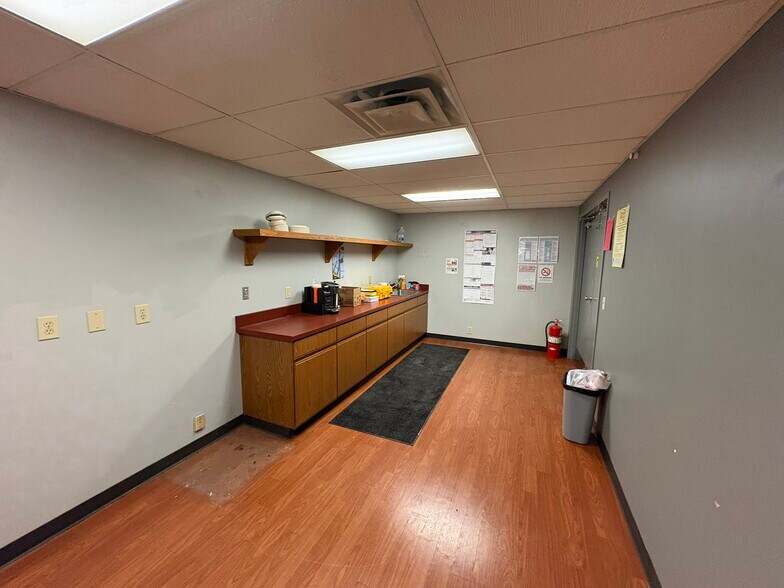 More Photos Of 3106 Independence Dr, Fort Wayne Warehouse For Lease