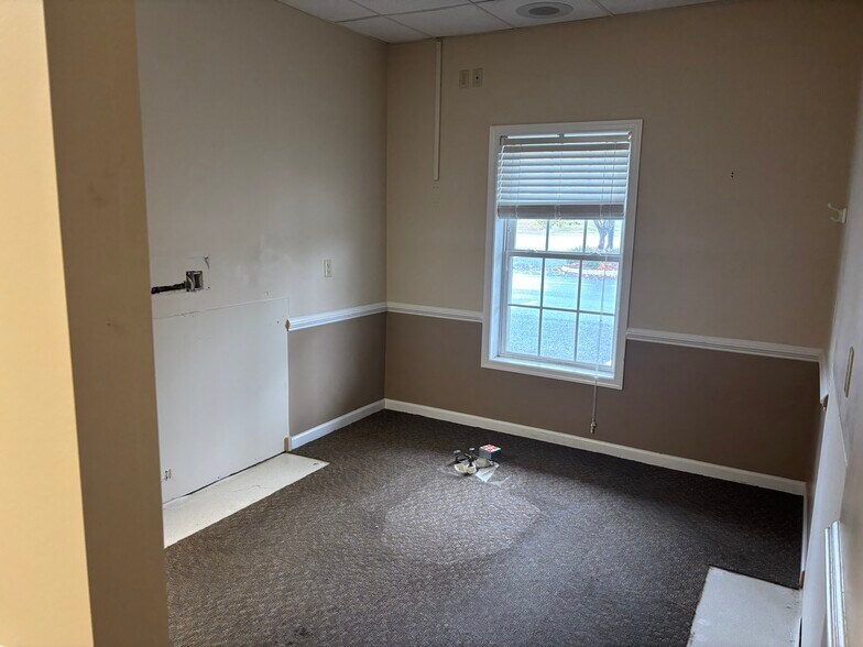 More Photos Of 1557 Lee Hwy, Staunton Office For Lease