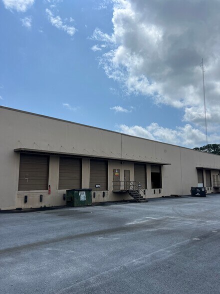 More Photos Of 2565-2579 Park Central Blvd, Decatur Distribution For Lease