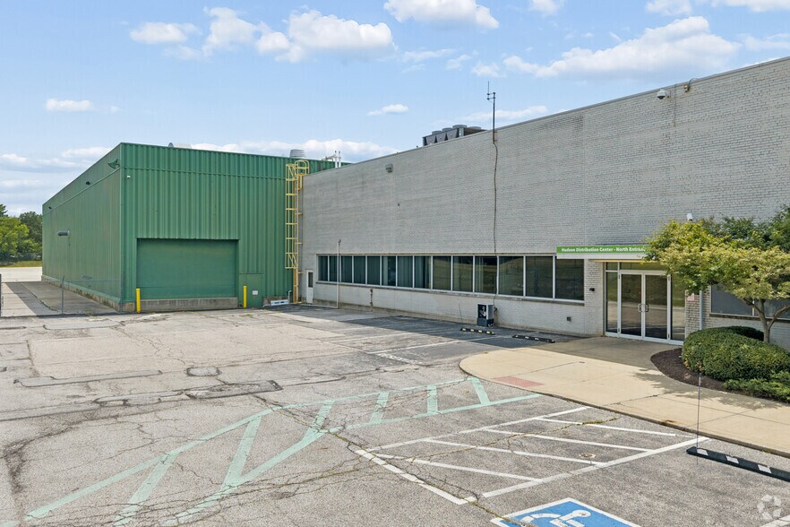 More Photos Of 5455-5555 Darrow Rd, Hudson Distribution For Lease