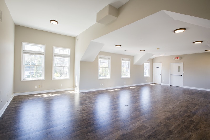 More Photos Of 30 W Bridge St, New Hope Freestanding For Lease