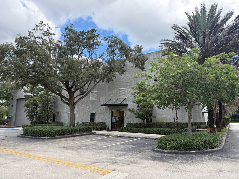 More Photos Of 1495 N Park Dr, Weston Showroom For Sale