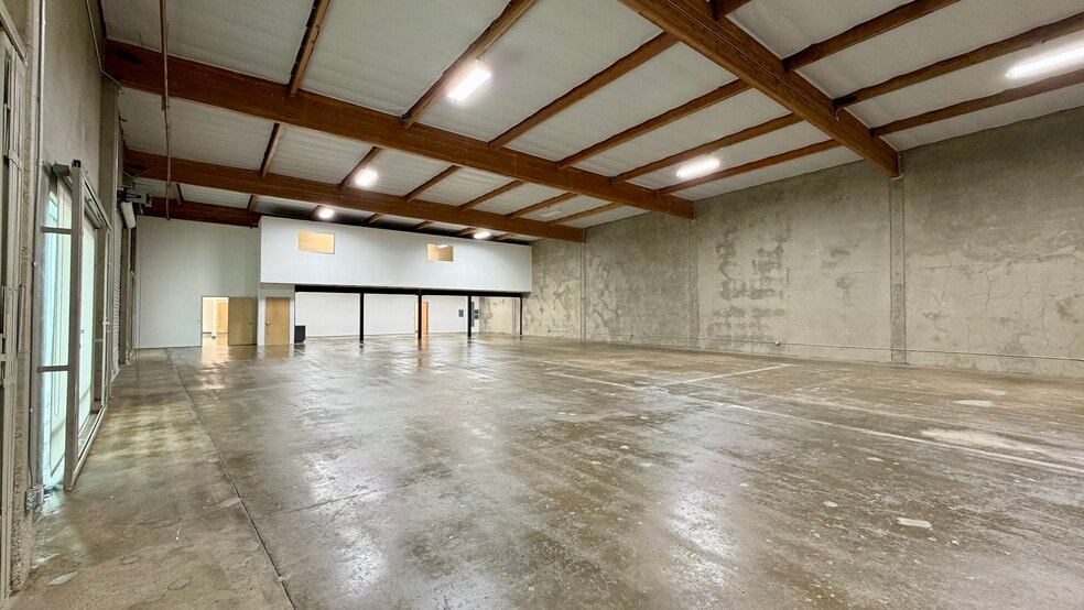 More Photos Of 18320-18330 Oxnard St, Tarzana Unknown For Lease