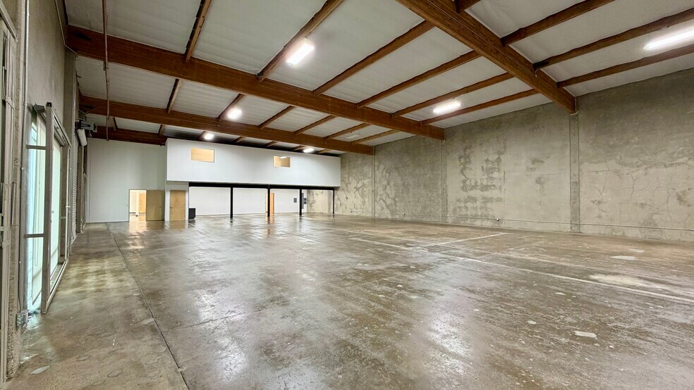 More Photos Of 18320-18330 Oxnard St, Tarzana Unknown For Lease