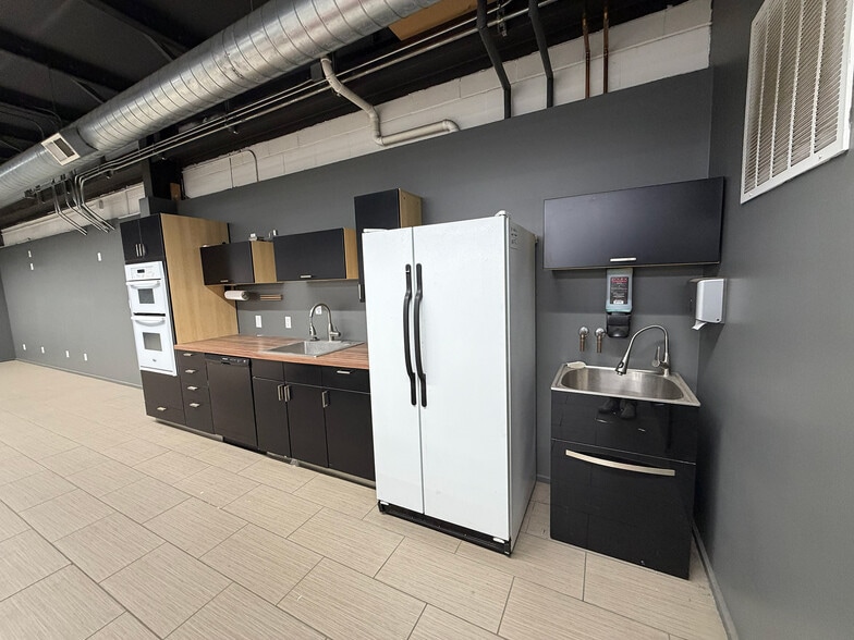More Photos Of 1112 Applewood Dr, Papillion Warehouse For Sale