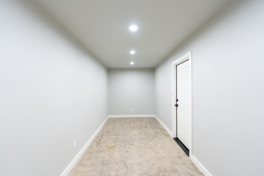 More Photos Of 125 Ken Dr, Sherman Warehouse For Lease