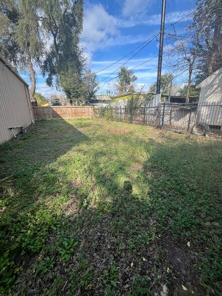 More Photos Of 11914 New Meadow Dr, Houston Light Manufacturing For Sale