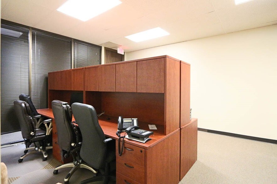 More Photos Of 2020 N Loop Fwy W, Houston Office For Lease