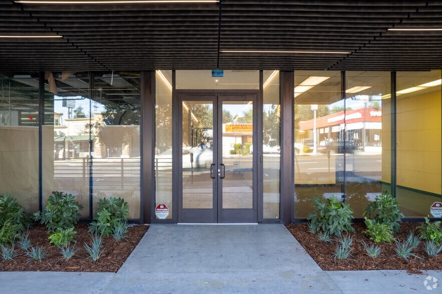 More Photos Of 19500-19510 Ventura Blvd, Tarzana Medical For Lease
