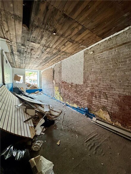 More Photos Of 230 E Main St, Palmyra General Retail For Sale