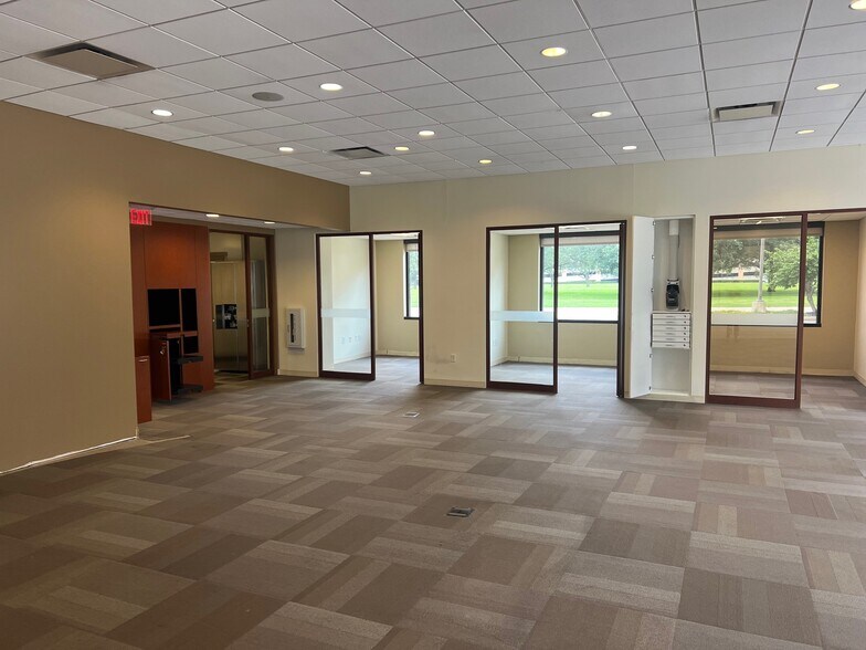 More Photos Of 10101 Westheimer Rd, Houston Bank For Lease
