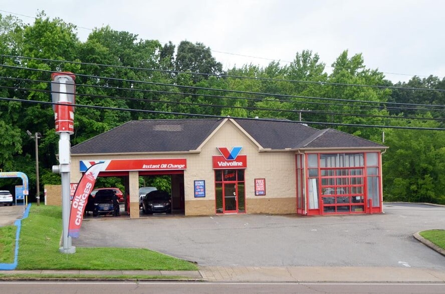 Primary Photo Of 1052 Mineral Wells Ave, Paris Auto Repair For Sale