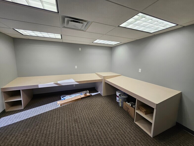 More Photos Of 307 W Rhapsody Dr, San Antonio Light Manufacturing For Sale