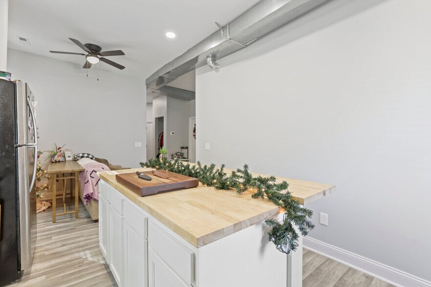 More Photos Of 14 W Depot St, Pataskala Showroom For Sale