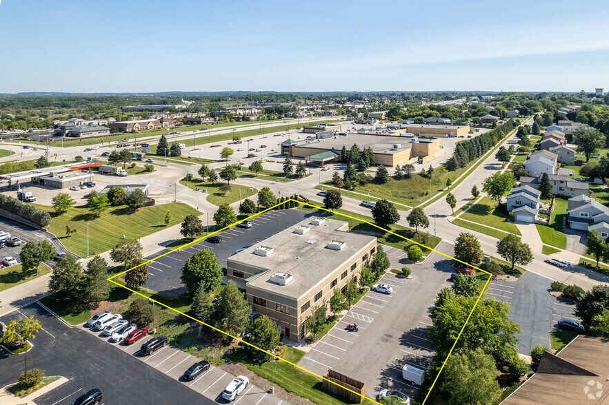 More Photos Of 285 Forest Grove Dr, Pewaukee Office For Lease