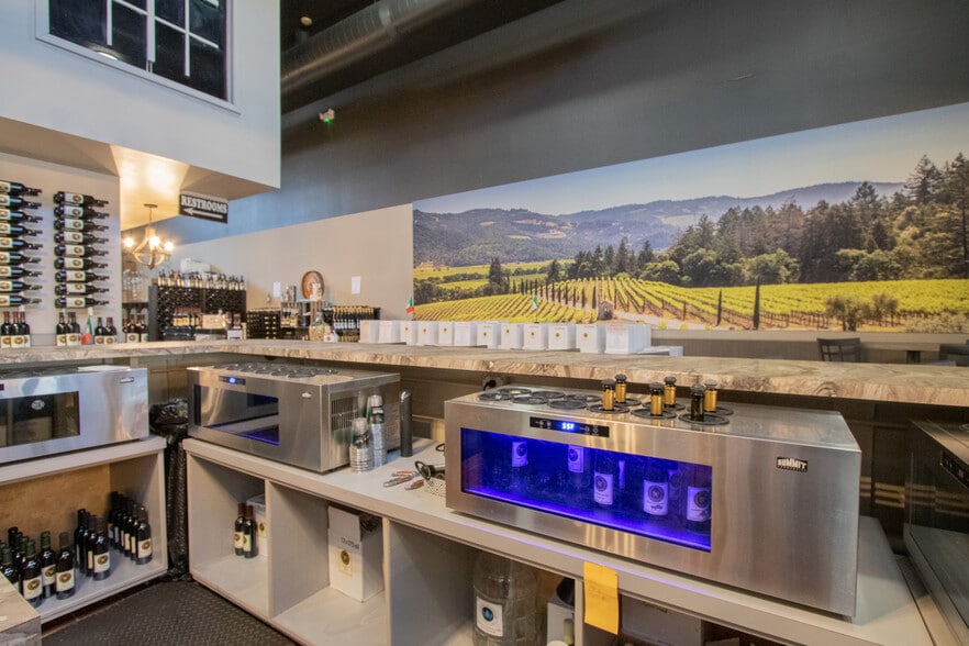 More Photos Of 104 Macomb Pl, Mount Clemens Restaurant For Sale