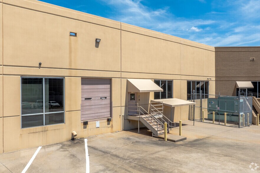 More Photos Of 1720 Lakepointe Dr, Lewisville Light Distribution For Lease