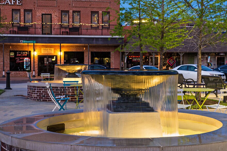 More Photos Of 1101 S Broadway St, Carrollton Freestanding For Sale