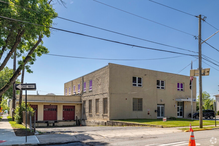 Primary Photo Of 331-333 1st St, Carlstadt Warehouse For Lease
