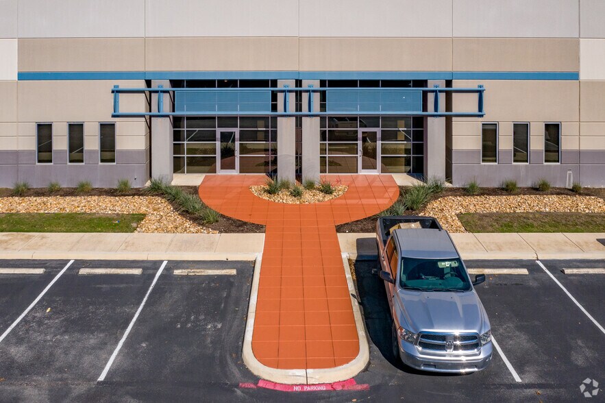 More Photos Of 913 Billy Mitchell Blvd, San Antonio Distribution For Lease