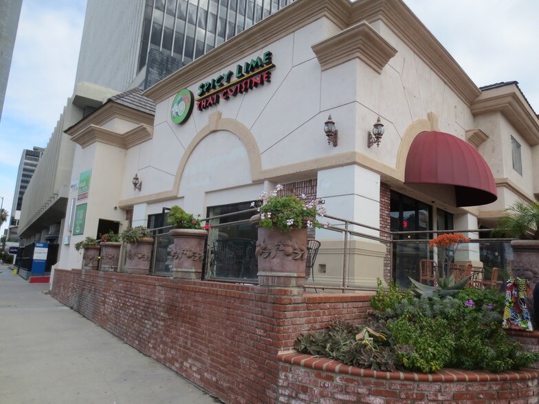More Photos Of 15928 Ventura Blvd, Encino Storefront Retail Office For Lease