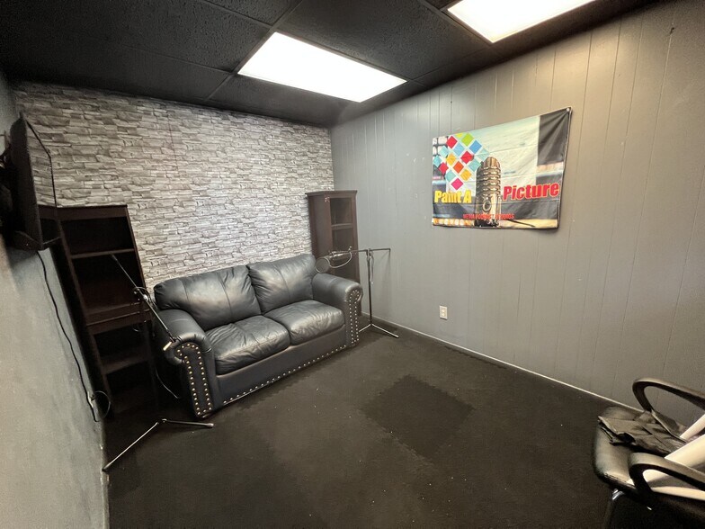 More Photos Of 1406 Forest Ln, Garland Storefront Retail Office For Lease