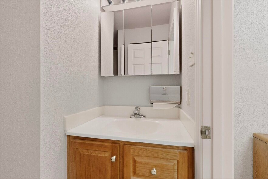 More Photos Of 2620 Carson St, Haltom City Light Distribution For Lease