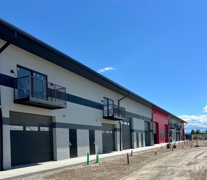 More Photos Of 105 Copper Ranch Rd, Belgrade Showroom For Lease