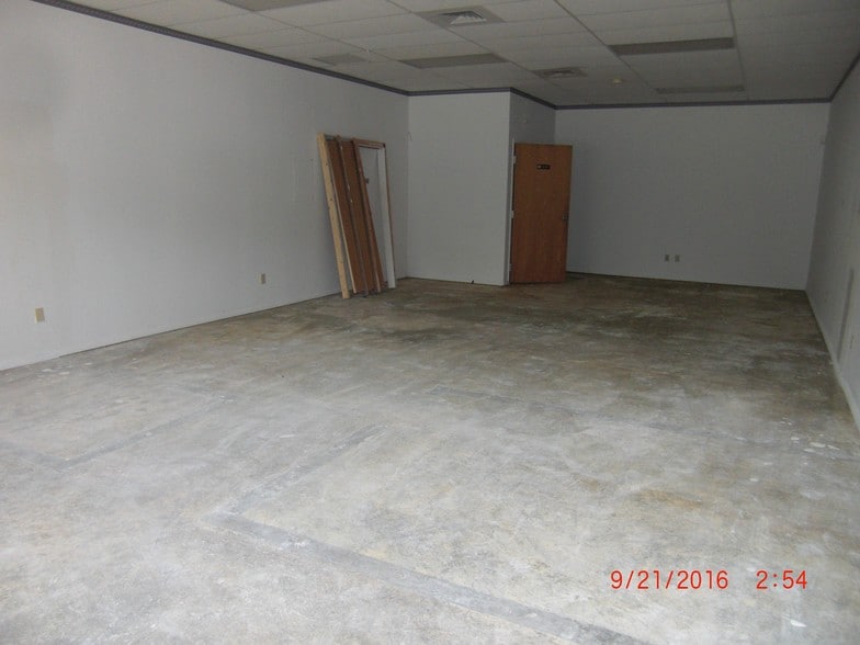 More Photos Of 696 Amity Rd, Bethany General Retail For Lease